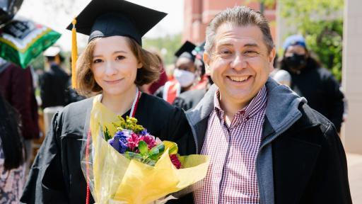父亲和女儿在毕业典礼上合影